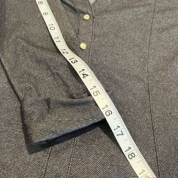 Jet Set Pearl Snap Collared Blouse Roll Sleeve Charcoal Stretchy Size Medium - Picture 7 of 7